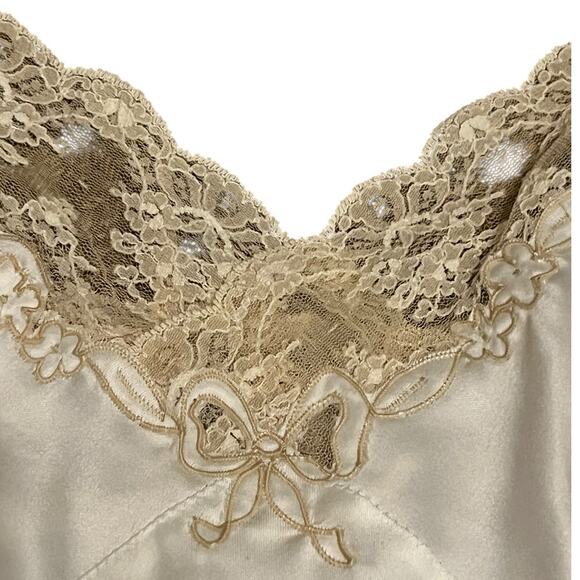 Corhan off white short nightgown with lace trim and bow design - Picture 5 of 10